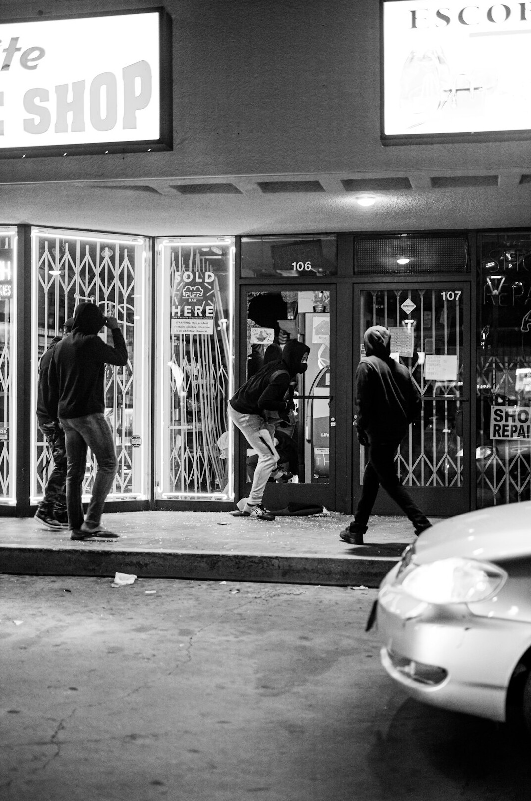 store detective catching invisible thief